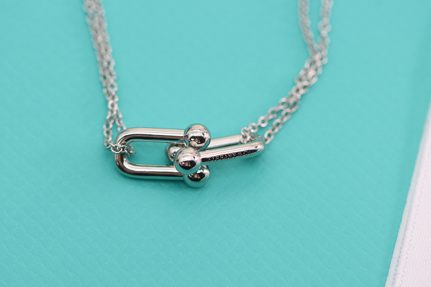 U-shaped double chain necklace