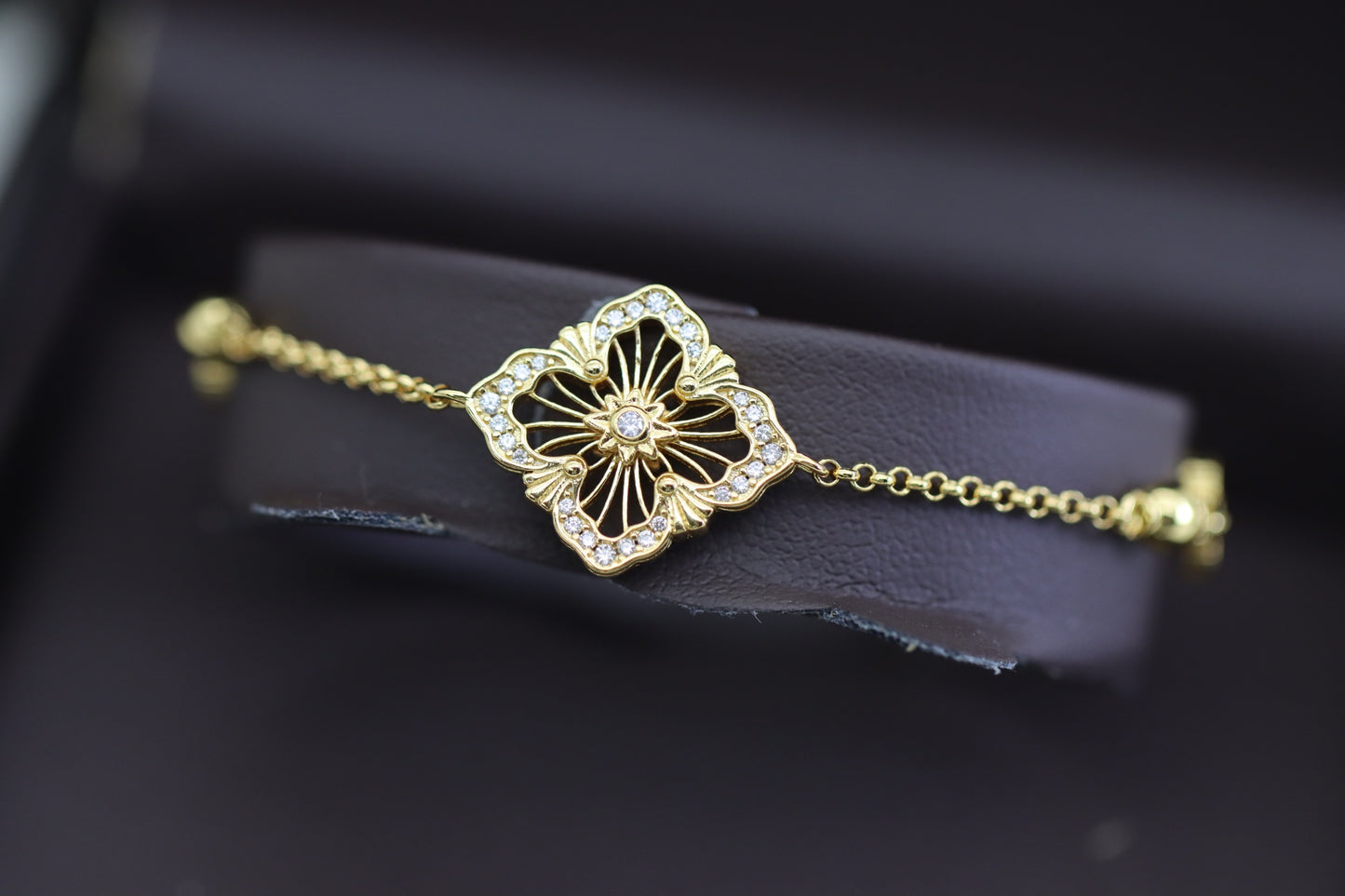 Gold hollow diamond four-leaf clover double-sided bracelet