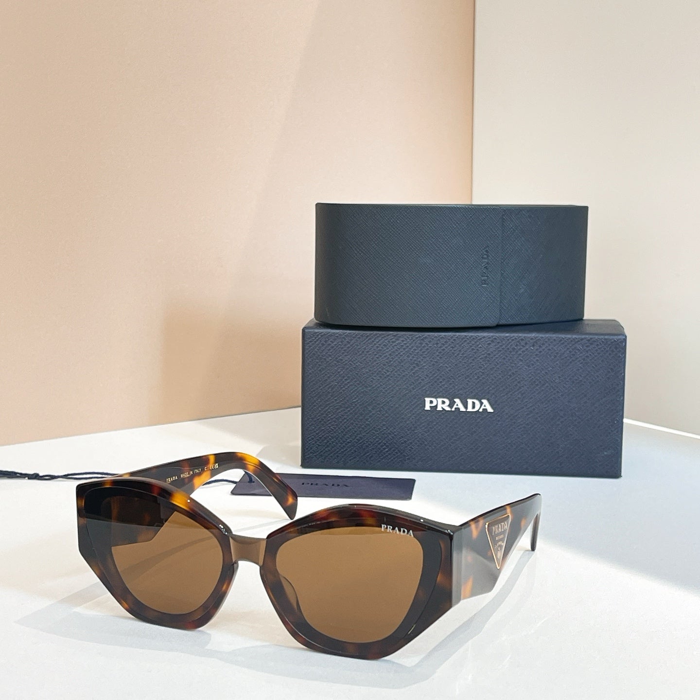 New style two-tone cat-shaped sunglasses
