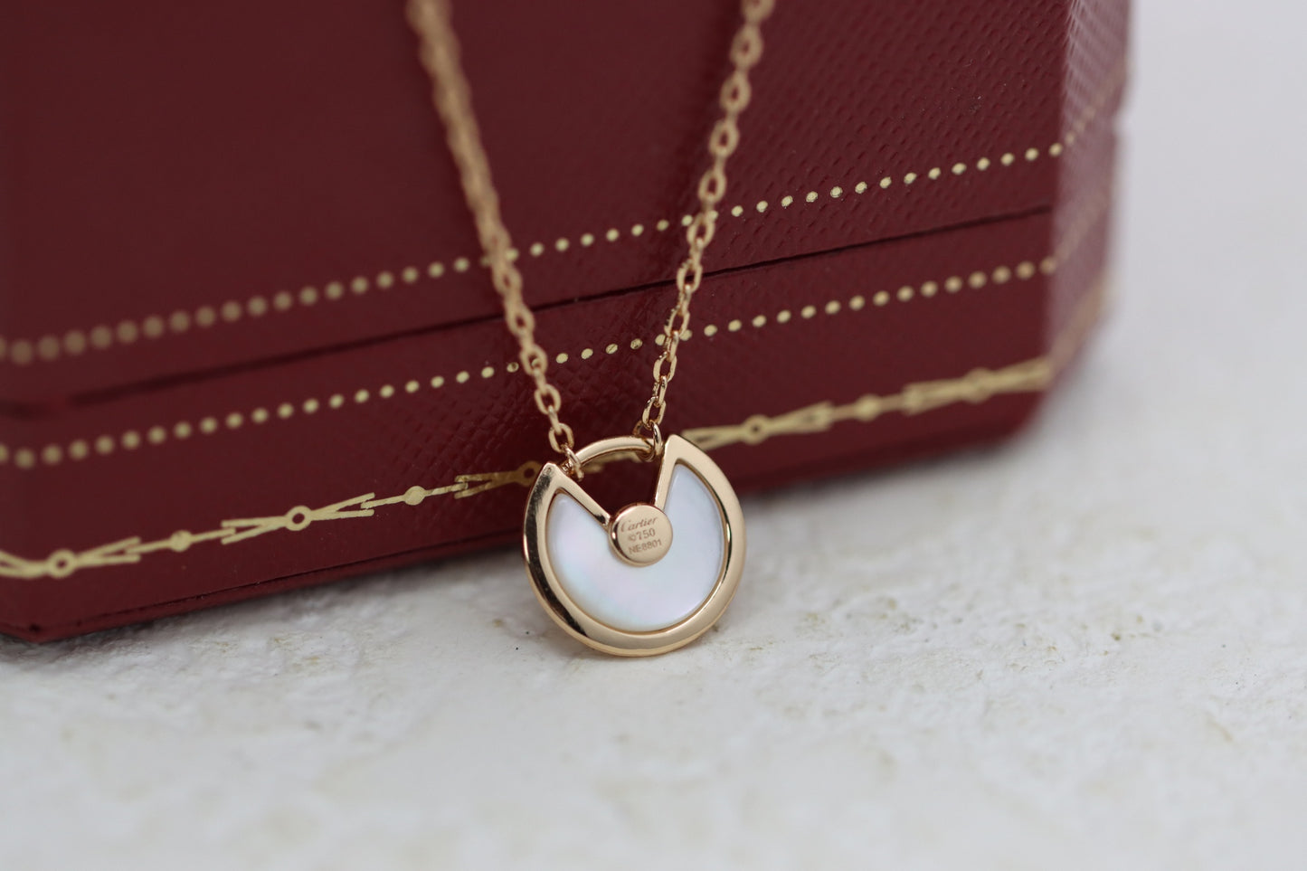 Rose Gold White Shell Amulet Clavicle Necklace