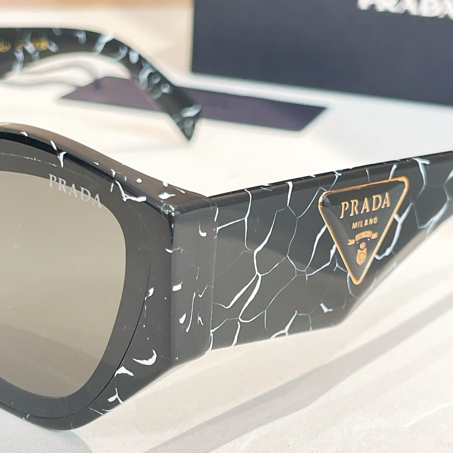 New style two-tone cat-shaped sunglasses