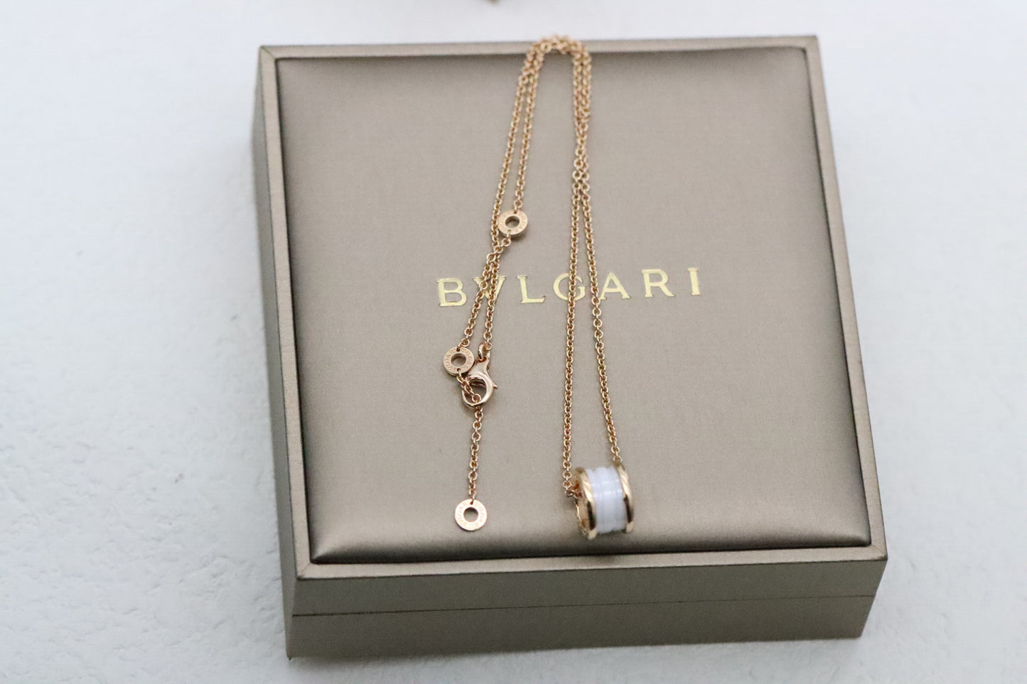 Rose gold and diamond necklace with white ceramic