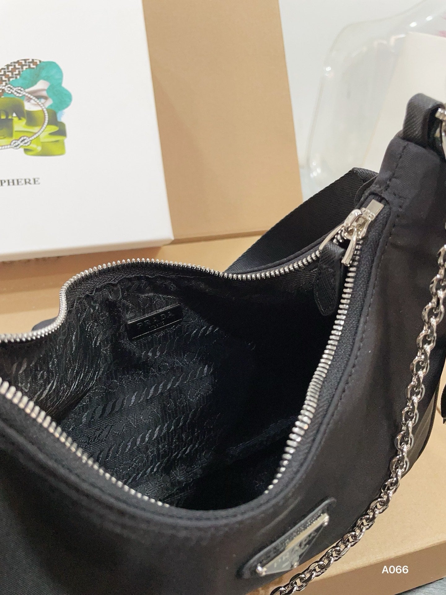 Timeless classic, lightweight and fashionable, a must-have for fashionistas