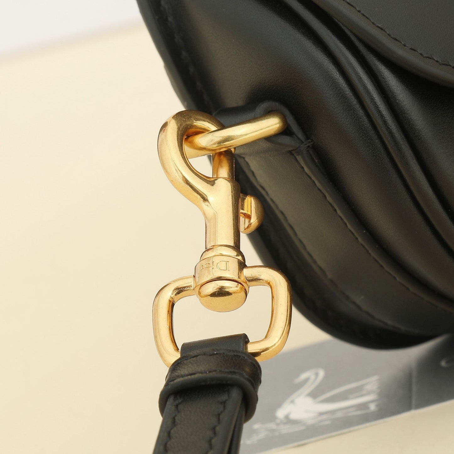 The elegant silhouette highlights the charm of the shoulder bag