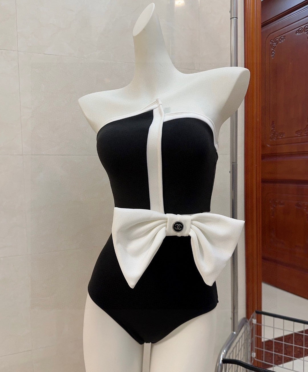 New swimsuit, a must-have for fashion trendsetters!