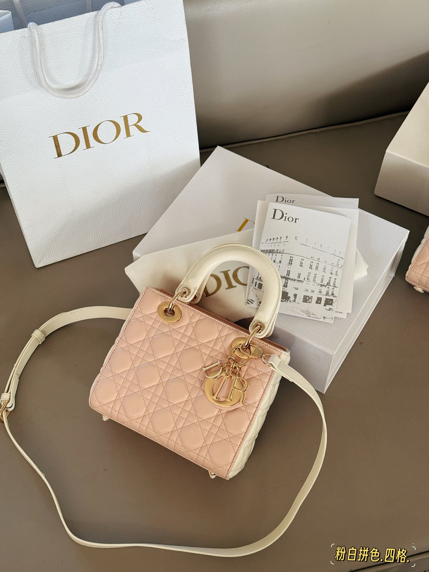 It is simple and elegant whether held in the hand or carried on the shoulder!