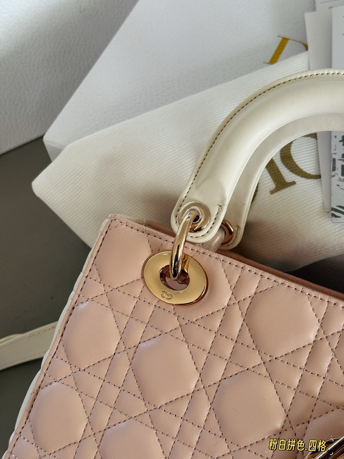 It is simple and elegant whether held in the hand or carried on the shoulder!