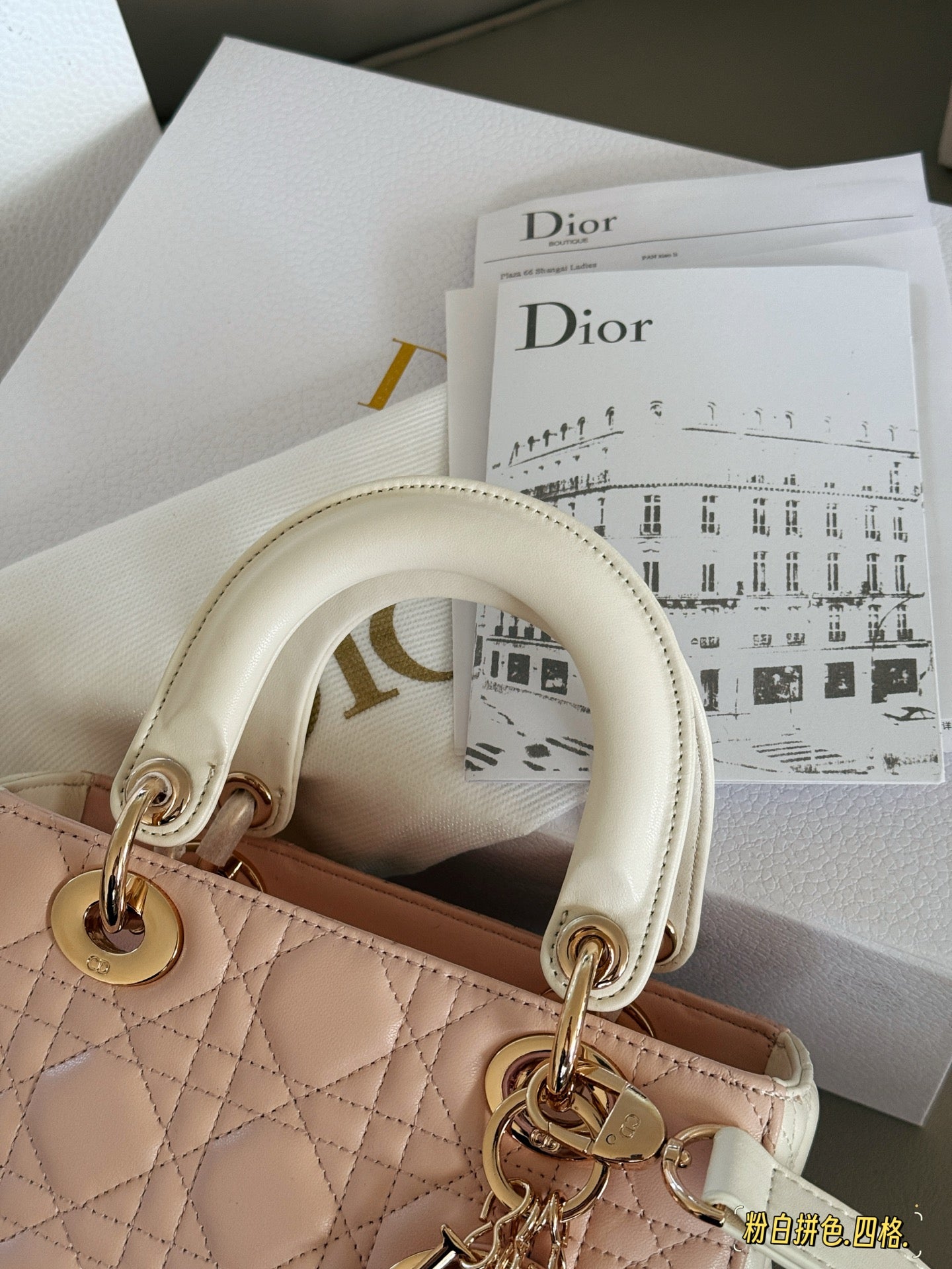 It is simple and elegant whether held in the hand or carried on the shoulder!