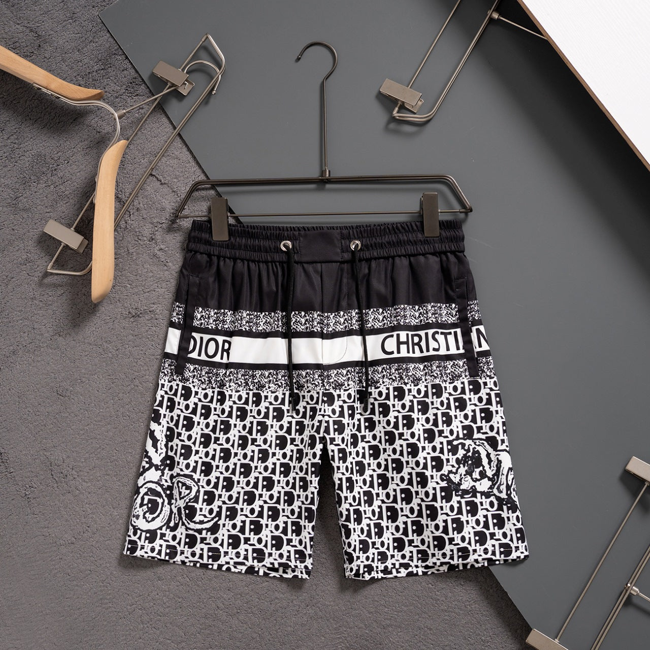 New classic black and white casual quick-drying beach shorts