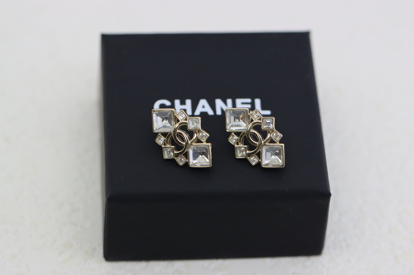 Palace-style square diamond diamond double C earrings