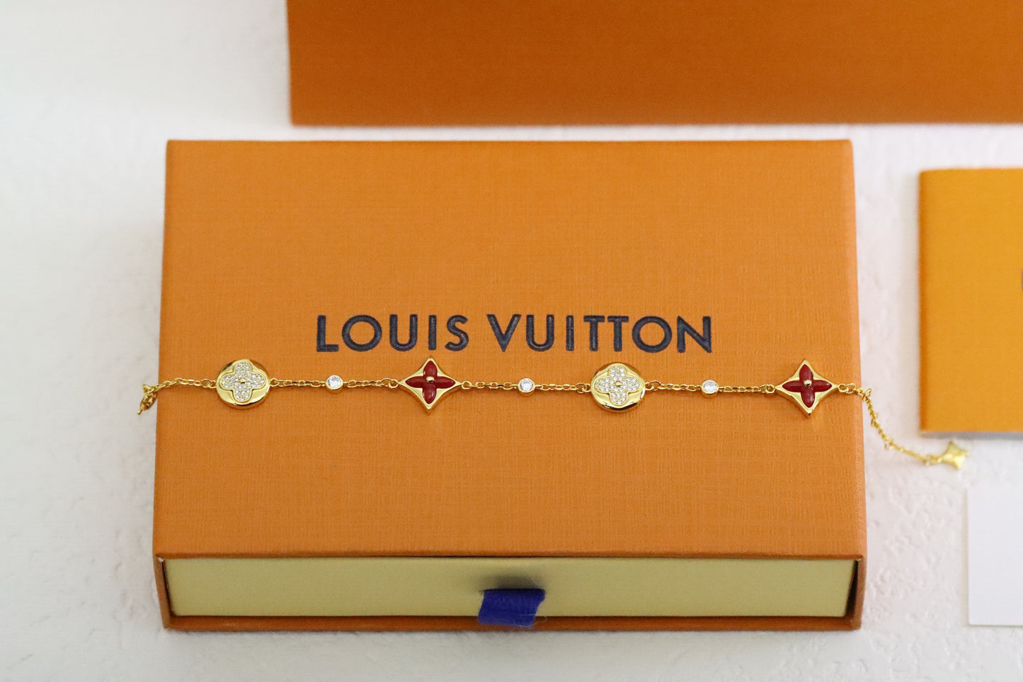 Carnelian diamond diamond flower four flower bracelet