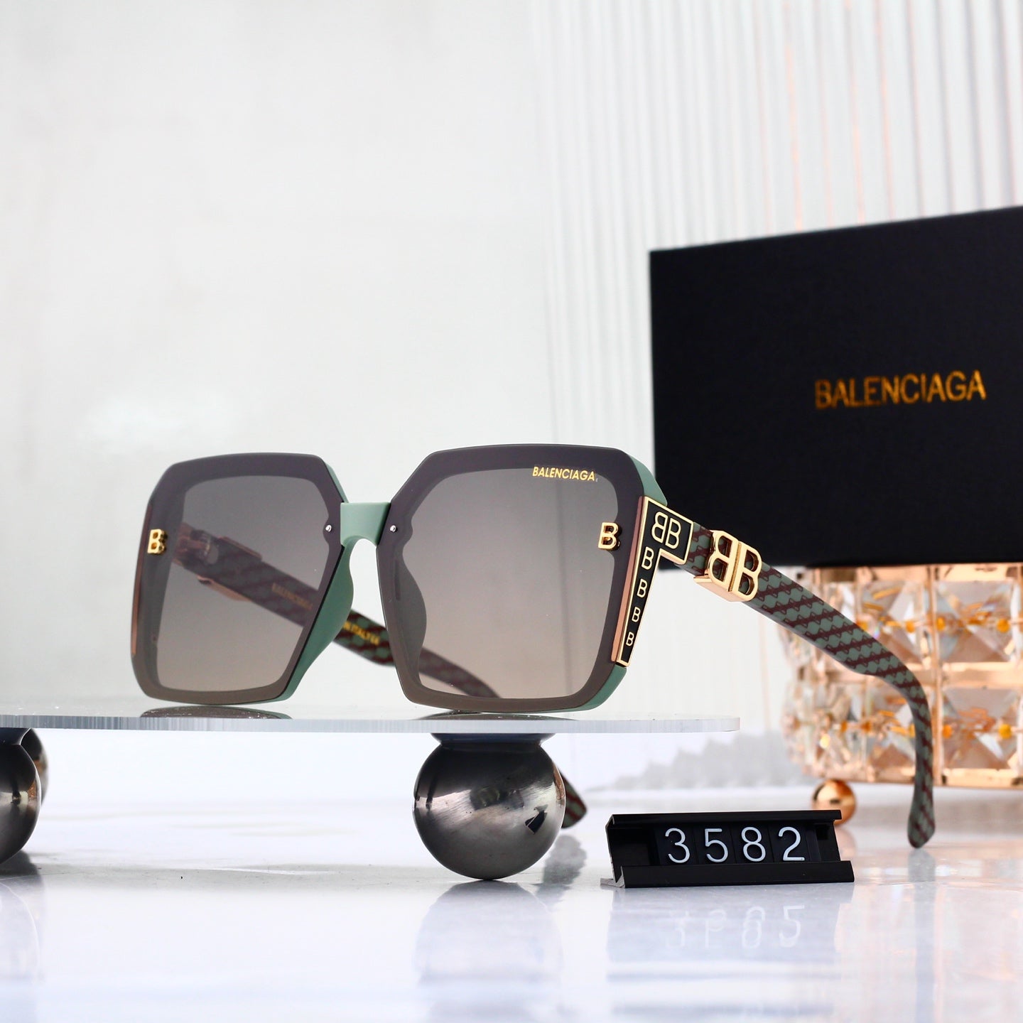 Full frame cat-shaped sunglasses