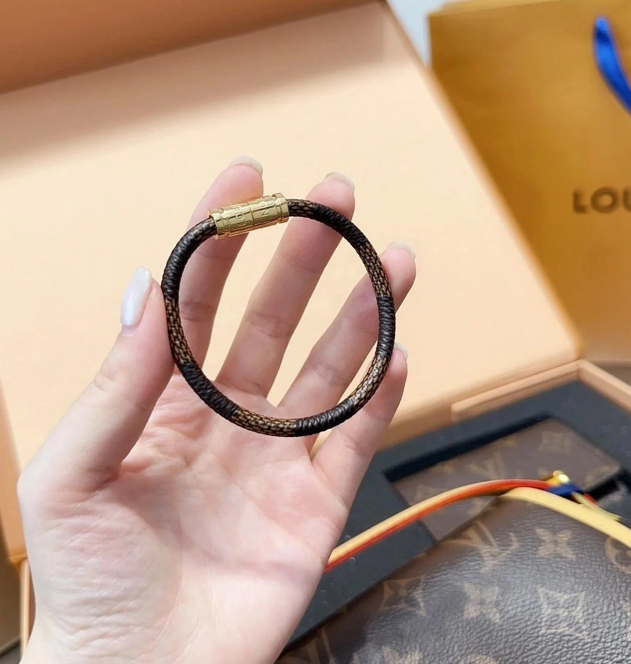 Brown and gold-rimmed old-fashioned chessboard couple's bracelet