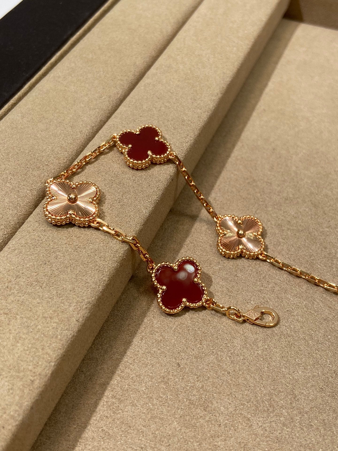 Five-flower bracelet ceramic laser