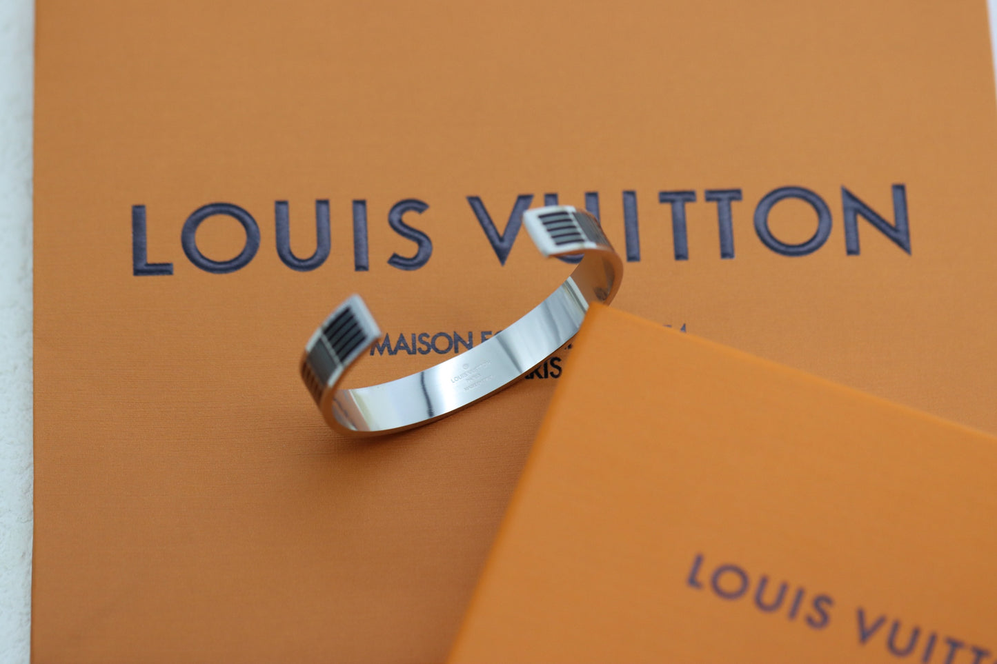 Enamel checkered open bracelet