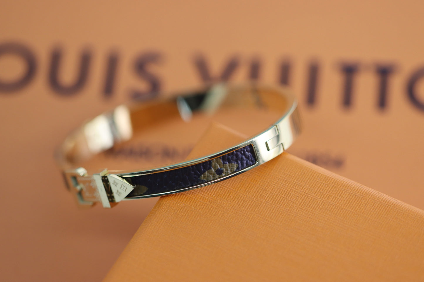 Unpacking Buckle Floral Bracelet
