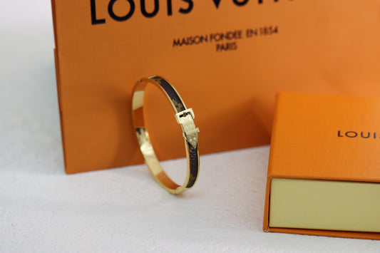 Unpacking Buckle Floral Bracelet