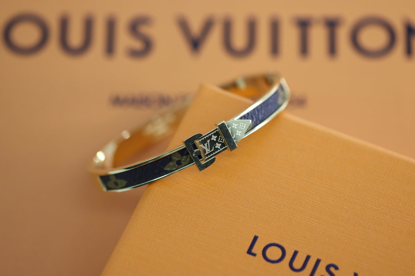 Unpacking Buckle Floral Bracelet