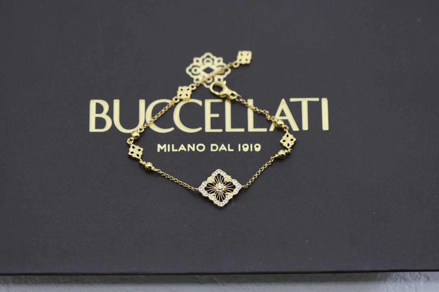 Gold hollow diamond four-leaf clover double-sided bracelet