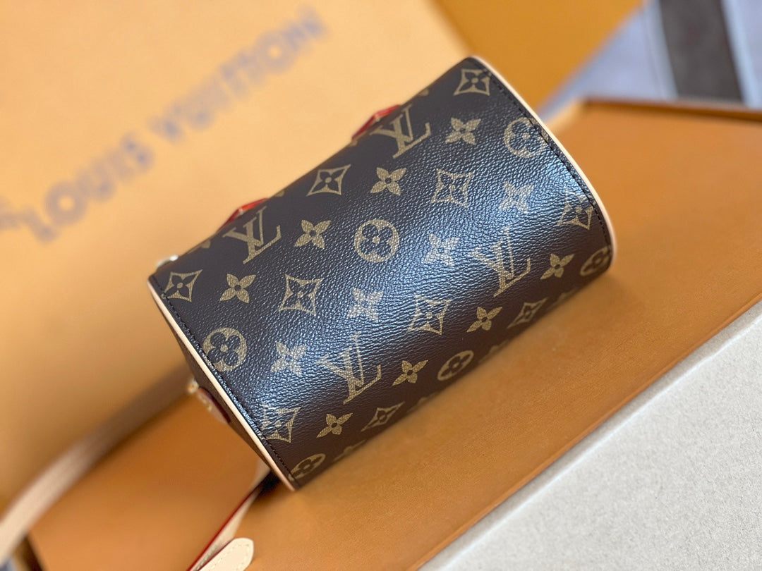 Classic heart-shaped bag