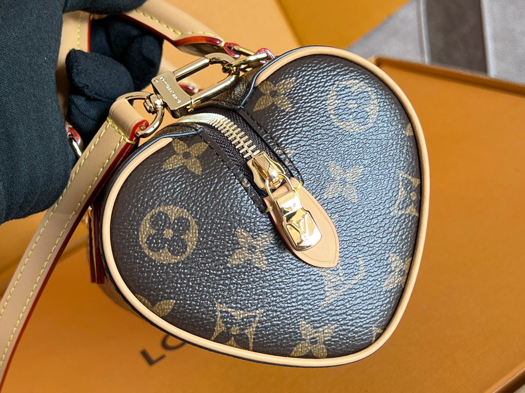 Classic heart-shaped bag