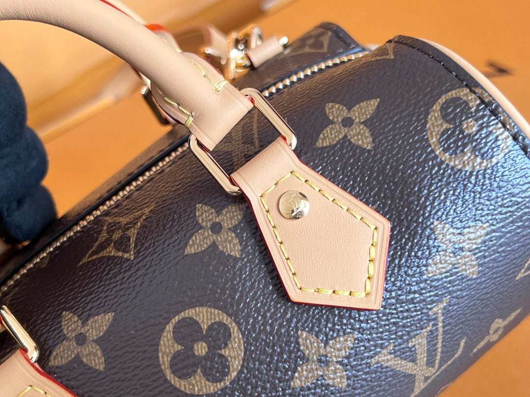 Classic heart-shaped bag