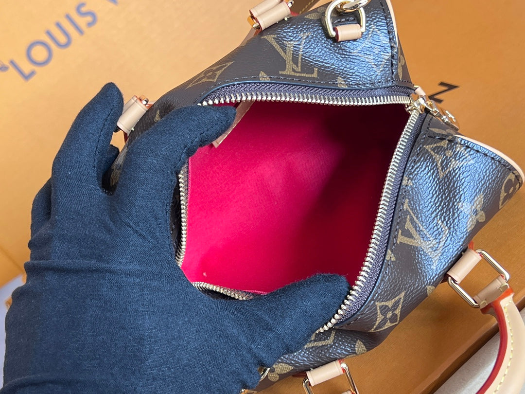 Classic heart-shaped bag