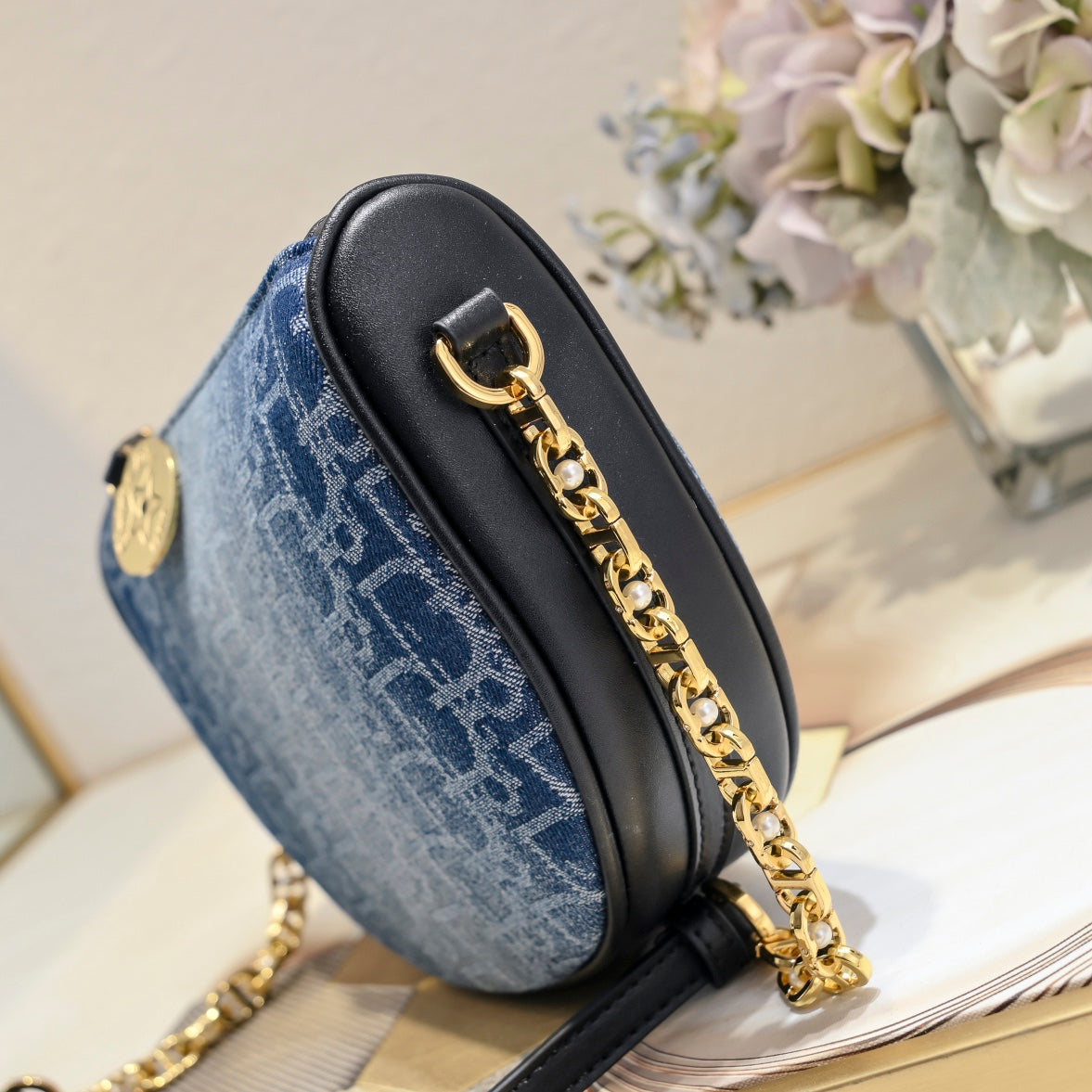 Elegant half-moon shape