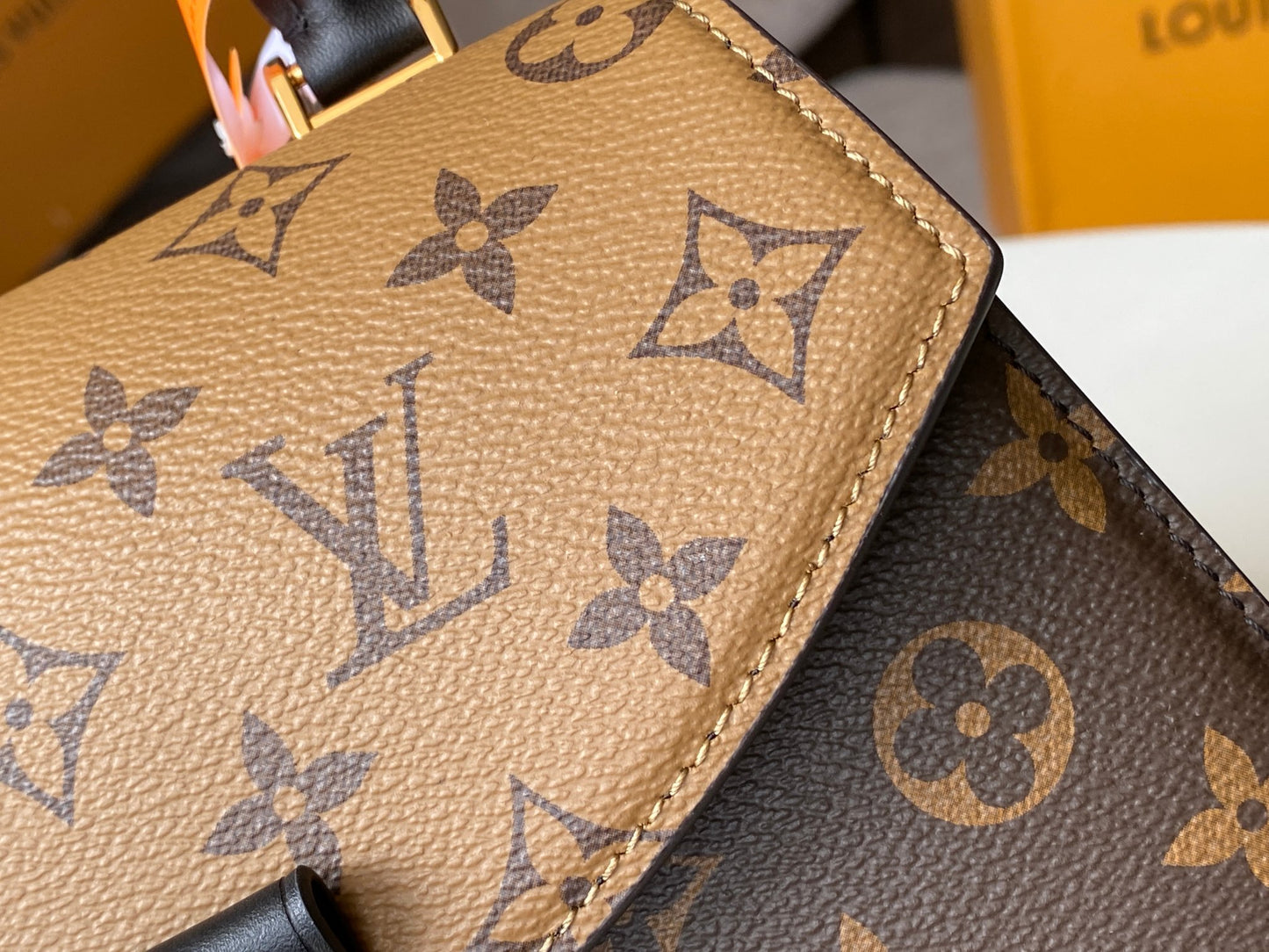Classic color matching old flower fan-shaped bag