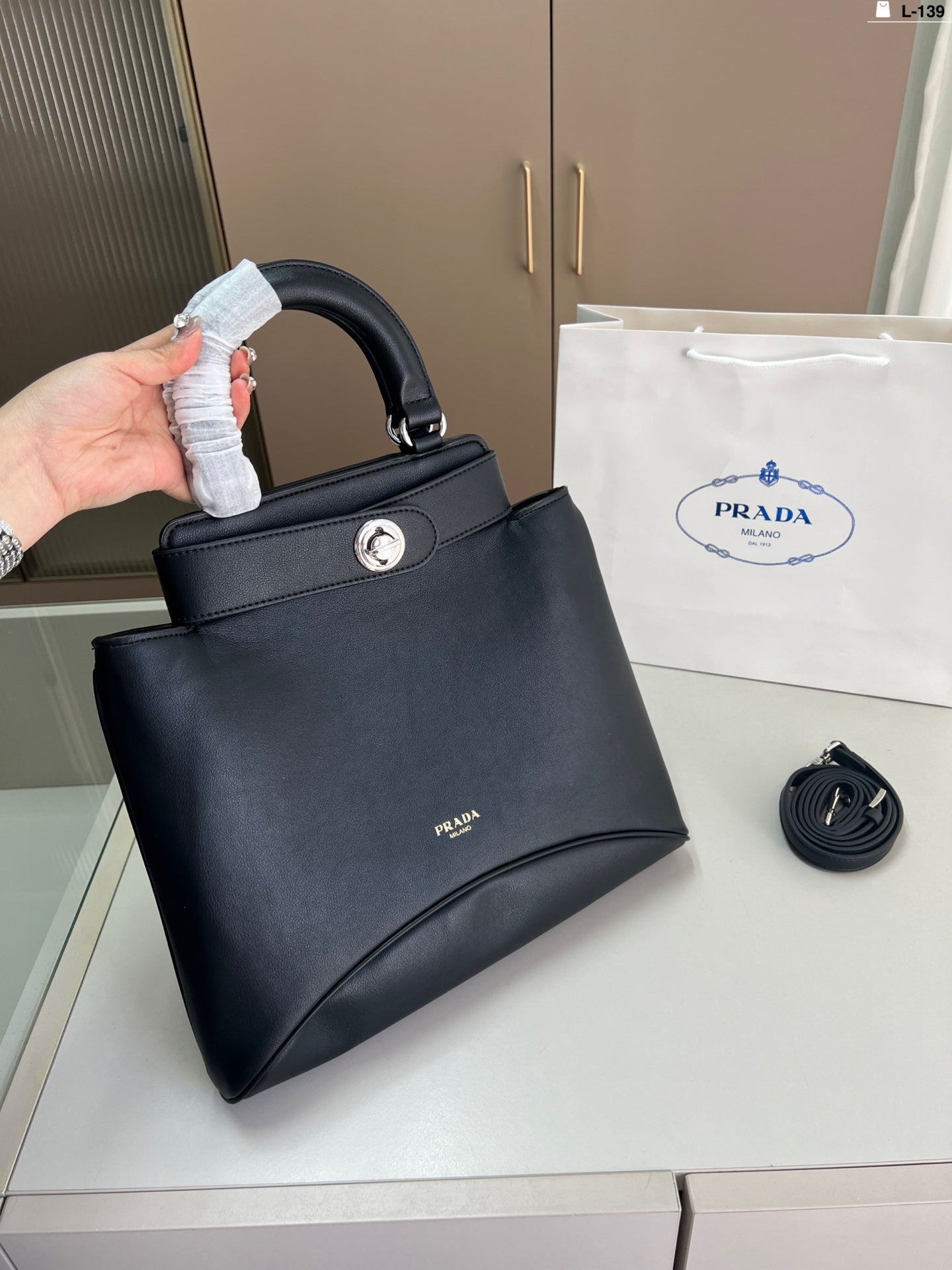 The elegant and simple body design of the handbag