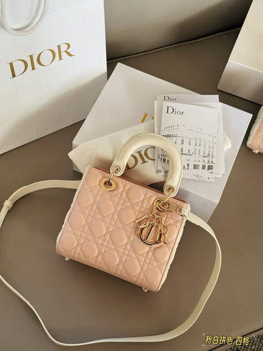 It is simple and elegant whether held in the hand or carried on the shoulder!