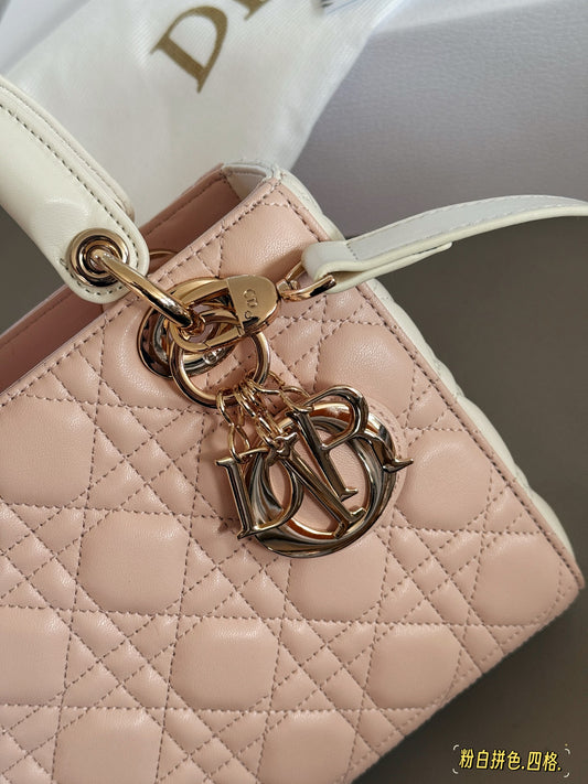 It is simple and elegant whether held in the hand or carried on the shoulder!