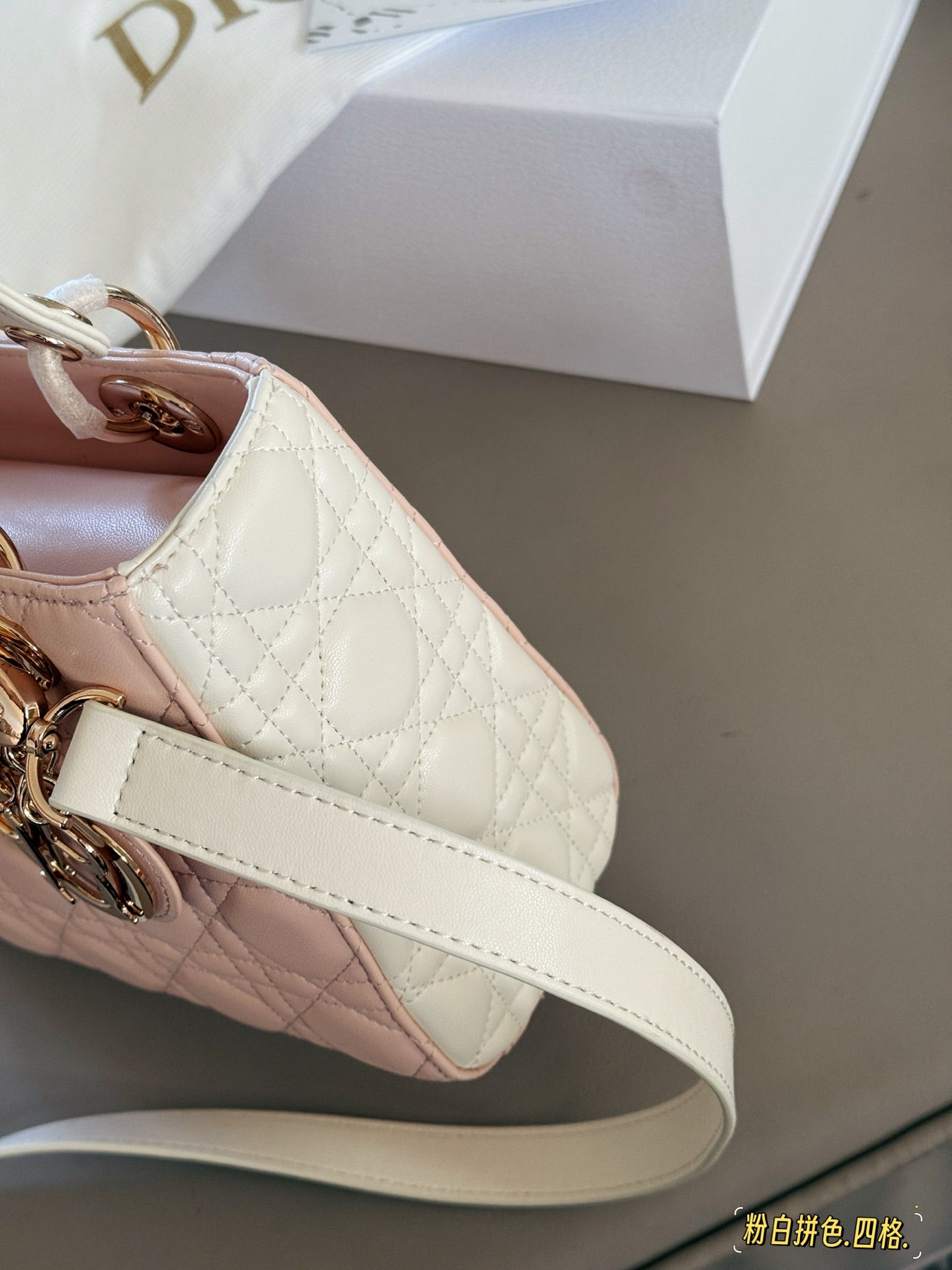 It is simple and elegant whether held in the hand or carried on the shoulder!