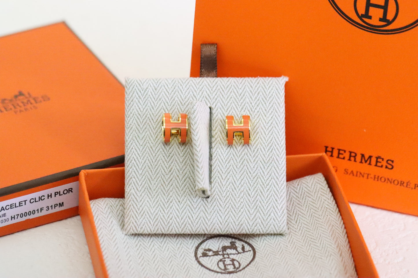 Milk tea enamel round earrings