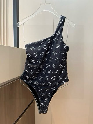 The back design shows off the beautiful back. Fabric: breathable and comfortable