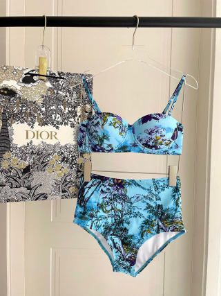 The one-piece design hides the fat and makes you look taller. Even if you have a little fat on your belly, it doesn't affect your beauty.