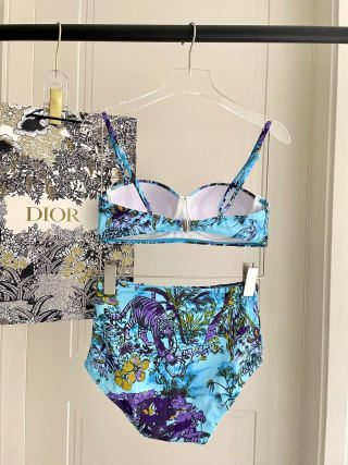 The one-piece design hides the fat and makes you look taller. Even if you have a little fat on your belly, it doesn't affect your beauty.